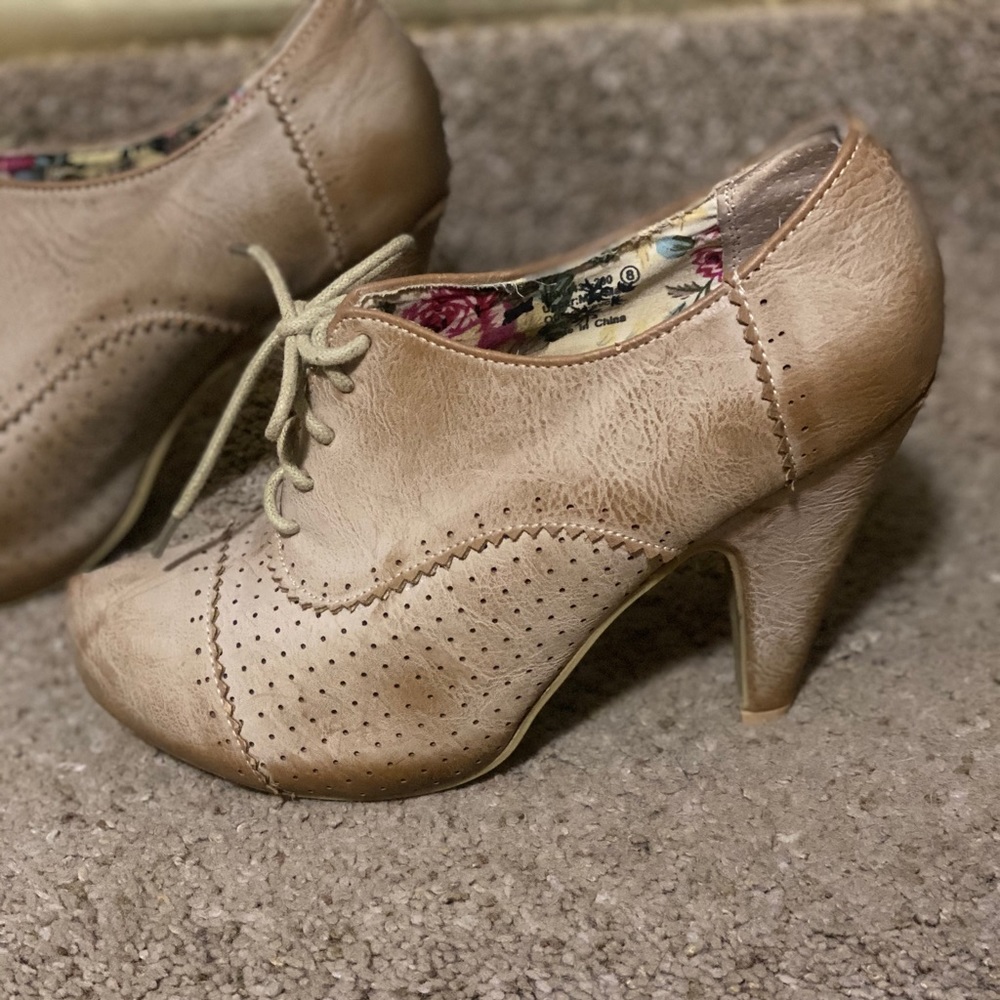 Size 8 woman’s vintage heal